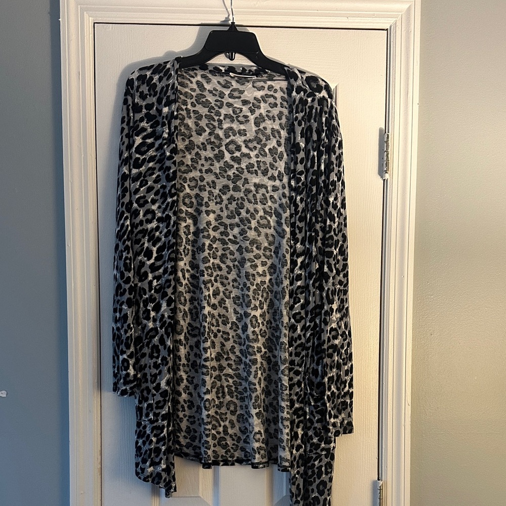 Zenana Outfitters Black & Gray Leopard Print Open-Front Cardigan